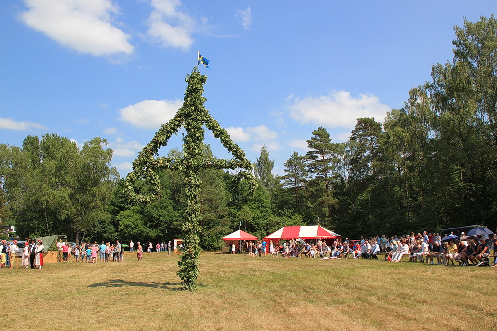 Der Festplatz in Simlångsdalen mit dem Mittsommerbaum.  