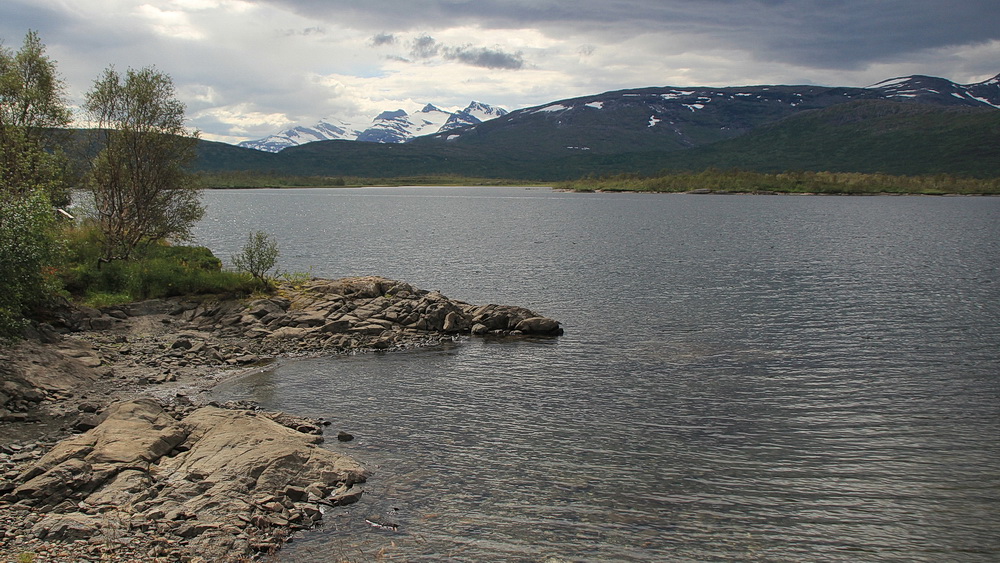 An den spitzeren Bergen erkennen wir, dass wir in Norwegen und in Küstennähe sind.