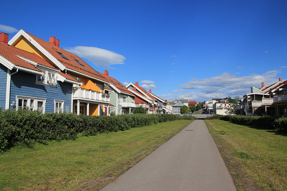 Das Wohnviertel in Fjordnähe ist schön bunt.