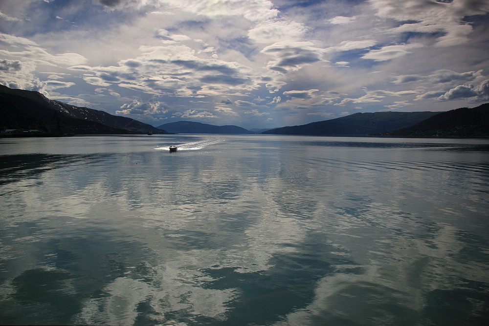 Ein Blick über den Fjord lässt uns ahnen, was auf uns zukommt!