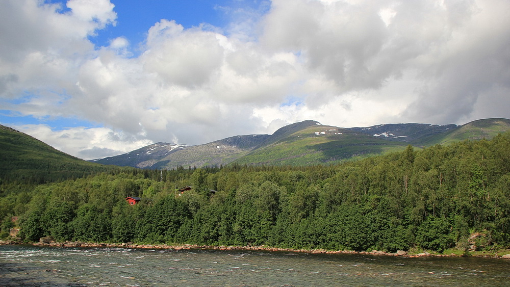 Blick vom Ranaelven in die Berge, in denen irgendwo der Bergbauernhof Bredek liegt.
