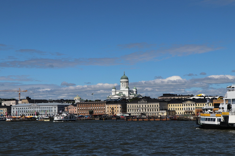 Der Marktplatz liegt direkt am Wasser. Im Hintergrund die Helsinki Kathedrale.